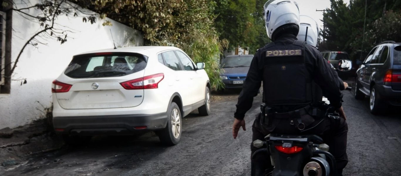 Παραλίγο τραγωδία στη Λαμία: 85χρονη χτύπησε ένα 5χρονο αγόρι - Βρέθηκε κάτω από τις ρόδες του αυτοκινήτου (φώτο)